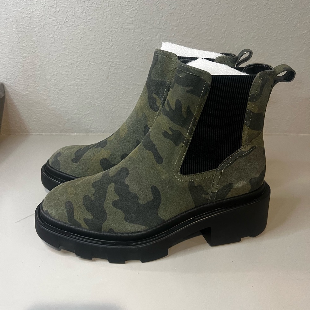 Sanctuary Tredon Chelsea Boot in a camouflage print, size 10, new